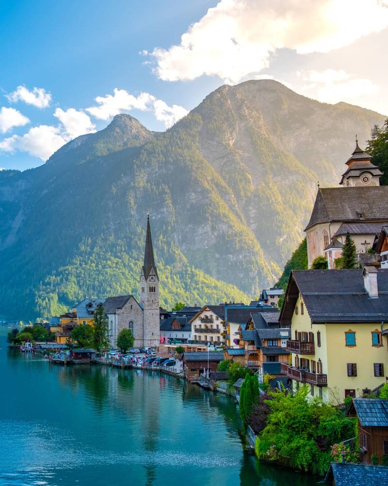 Byn Hallstatt vid sjön nedanför Alperna, Österrike