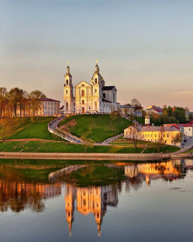 Una catedral con cúpulas sobre el río en Vítebsk, Bielorrusia