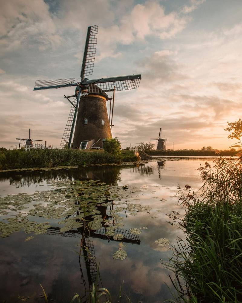 Los históricos molinos de viento de Kinderdijk al atardecer, Países Bajos