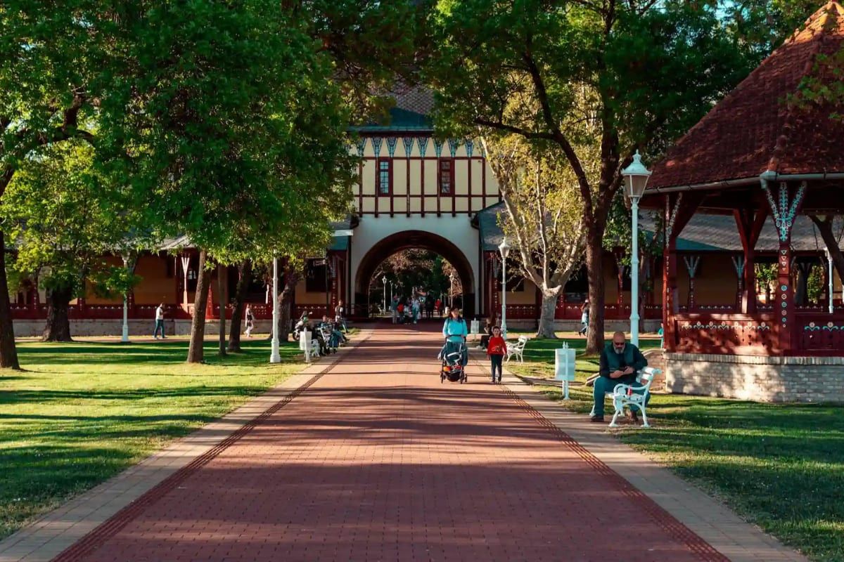 Den store terrassen i jugendstil og musikkpaviljongen i parken ved innsjøen i Palić nær Subotica, langs en alléplantet promenade.